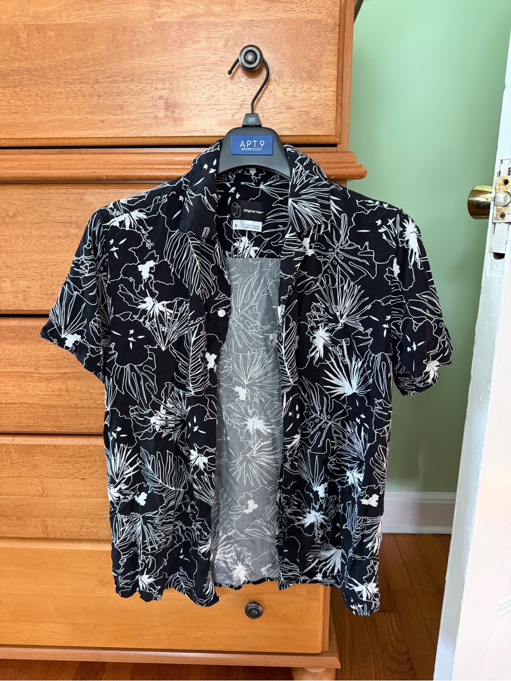 Original Use Black and White Floral Button-Up Short Sleeve Shirt